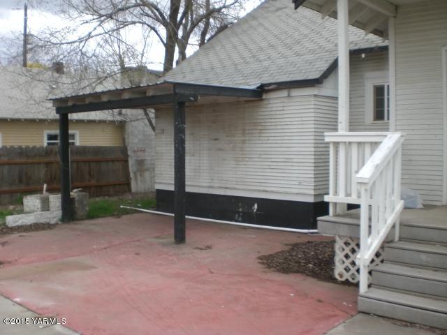 2906 Wiley Road Yakima, WA 98903 - Photo 4 of 27 a side view of a house with a yard