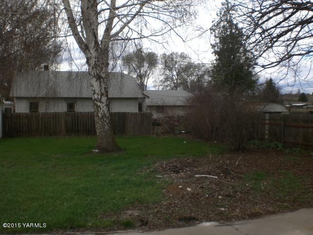 2906 Wiley Road Yakima, WA 98903 - Photo 5 of 27 a backyard of a house with lots of green space and garden
