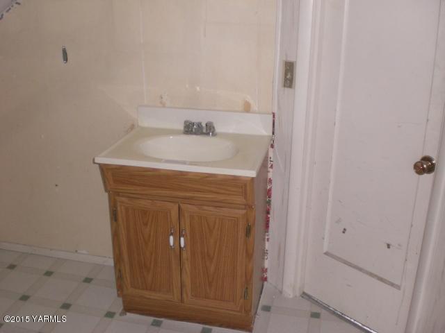 2906 Wiley Road Yakima, WA 98903 - Photo 6 of 27 a utility room with dryer and washer