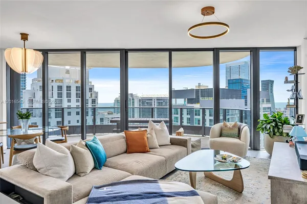 $8,800 | 1000 Brickell Plaza, Unit 4601, Miami, FL 33131
