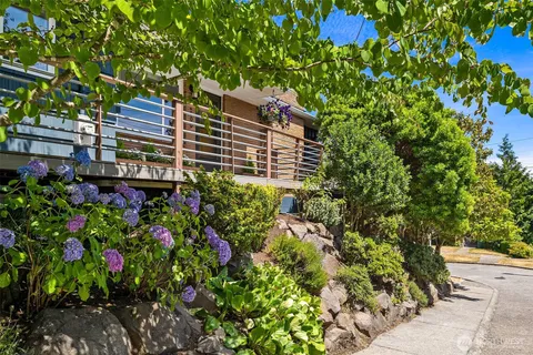 $1,250,000 | 2600 West Howe Street, Seattle, WA 98199