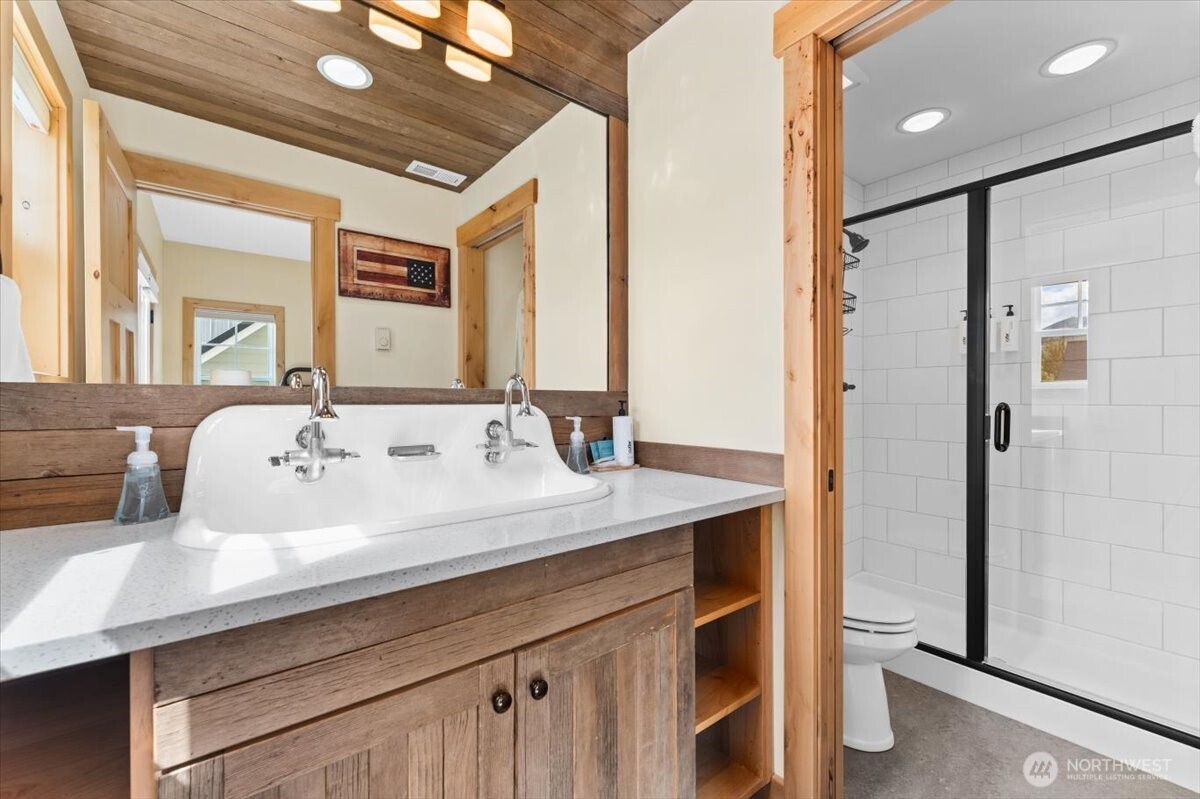 108 Jackrabbit Lane Chelan, WA 98816 - Photo 23 of 40 a en suite bathroom with a sink and a mirror