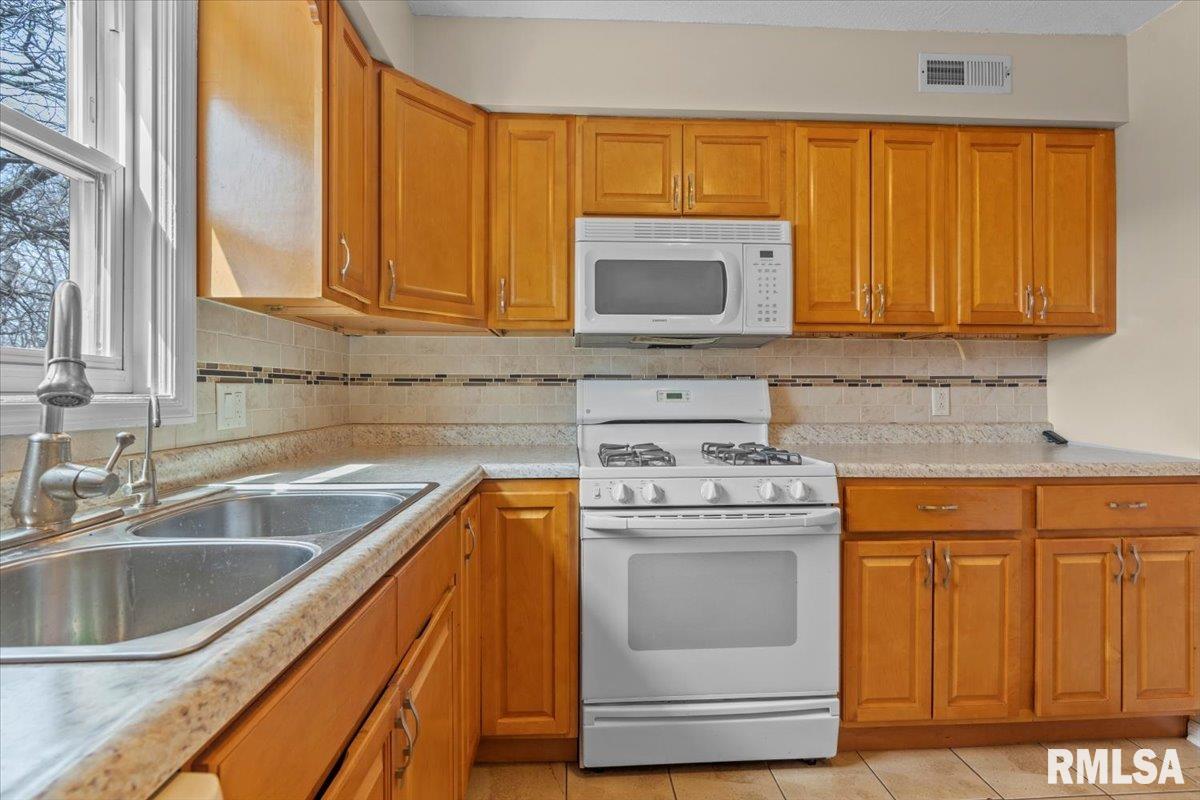 1921 Jeanette Lane, Unit 8 Springfield, IL 62702 - Photo 11 of 21 Gallery Image 11