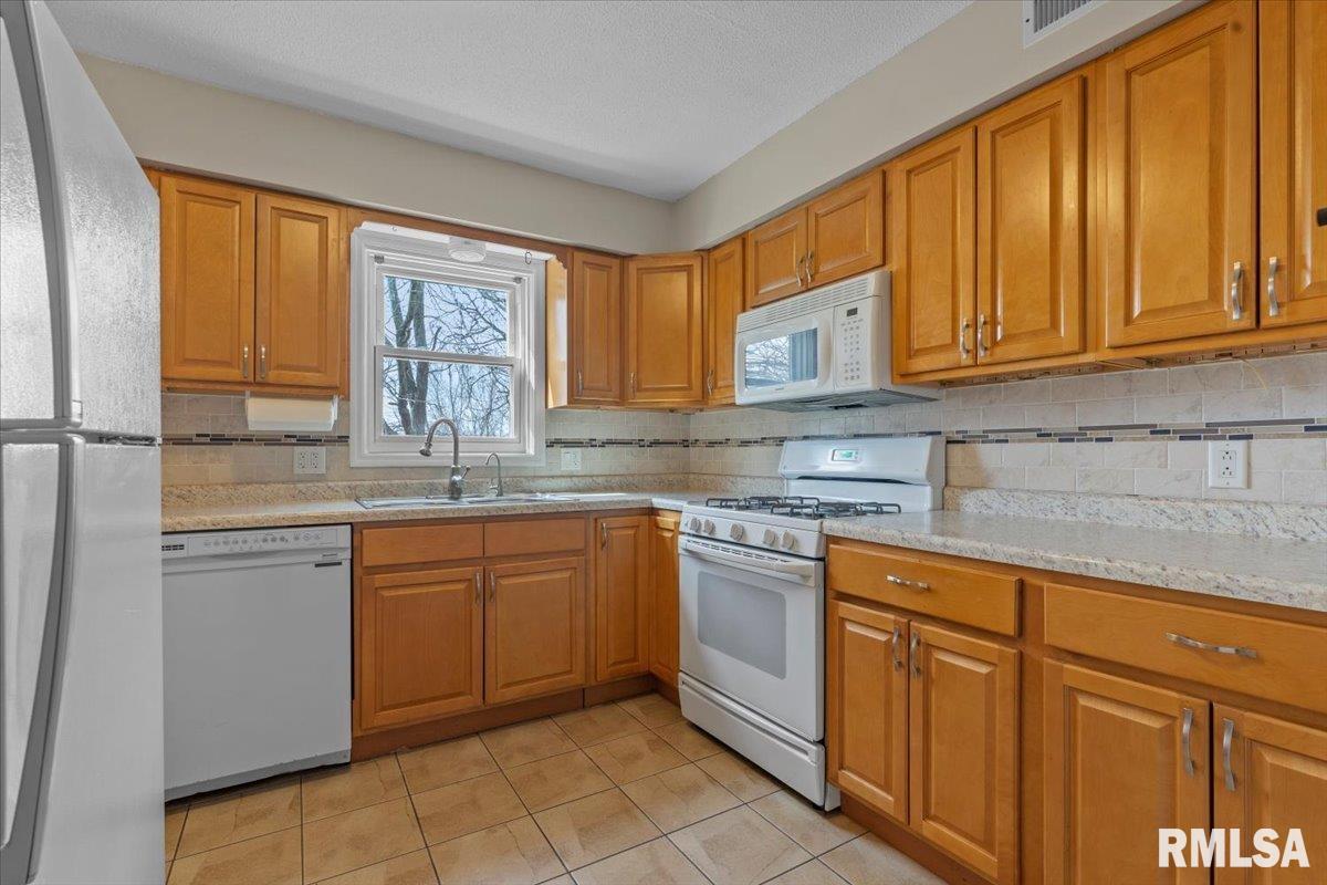 1921 Jeanette Lane, Unit 8 Springfield, IL 62702 - Photo 9 of 21 Gallery Image 9