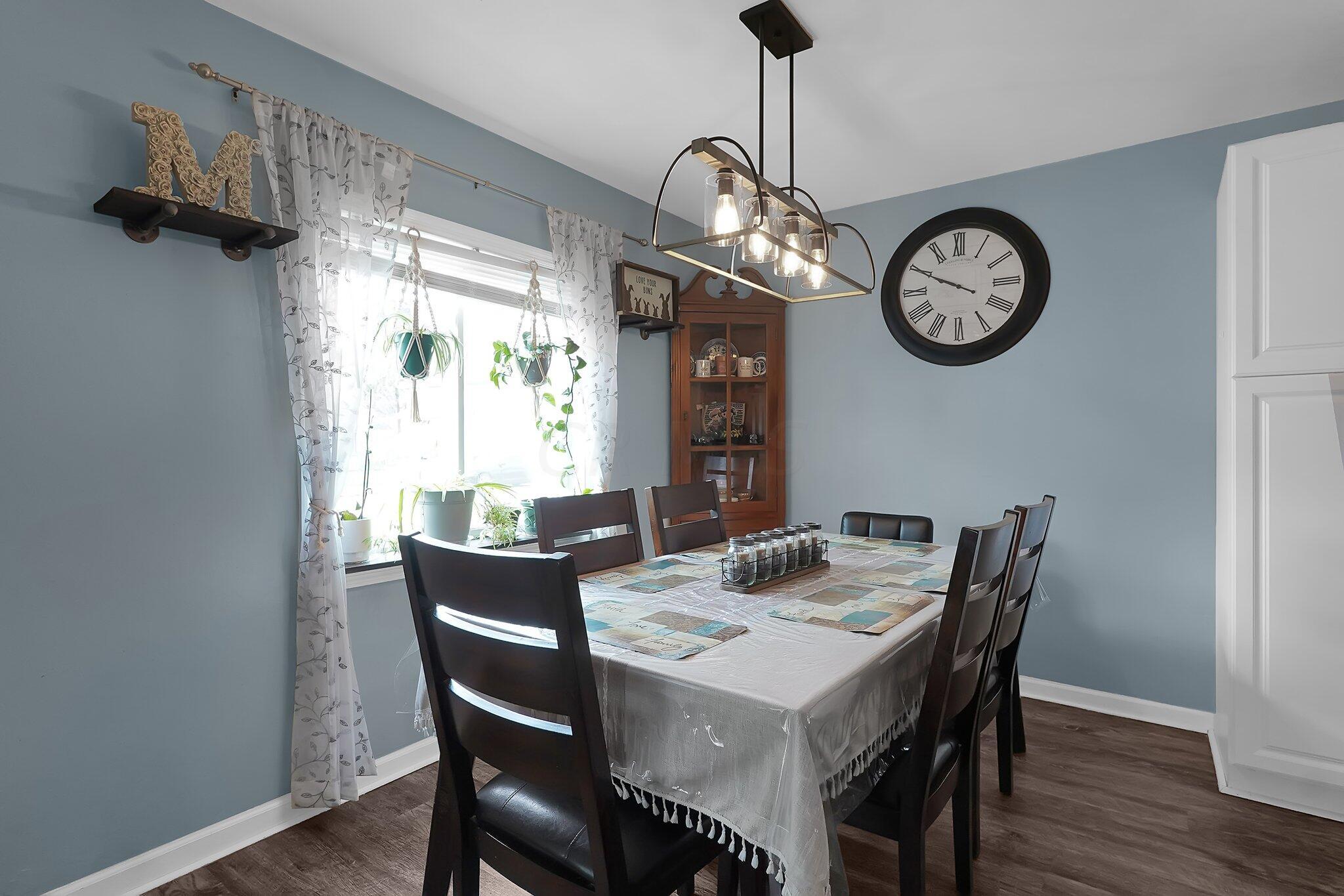 1540 East Weber Road Columbus, OH 43224 - Photo 7 of 28 dining area