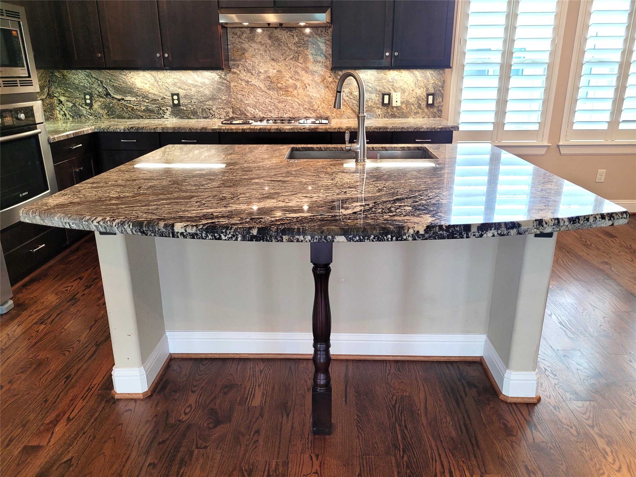 1508 Fowler Street Houston, TX 77007 - Photo 17 of 43 Large kitchen island