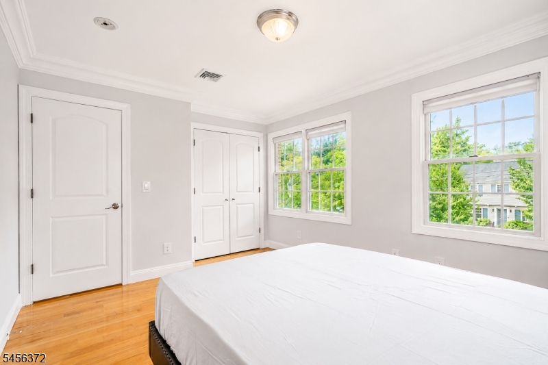 207 Stonehouse Road Bloomfield, NJ 07028 - Photo 10 of 49 Gallery Image 10