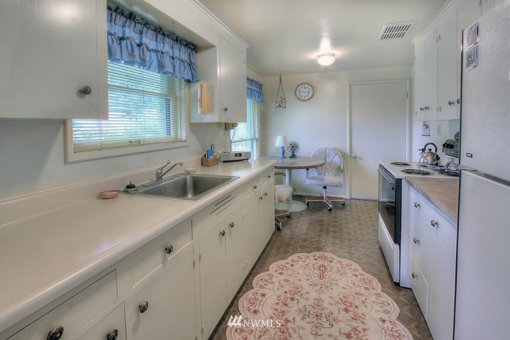 7905 Leschi Road Southwest Lakewood, WA 98498 - Photo 6 of 15 Gallery Image 6