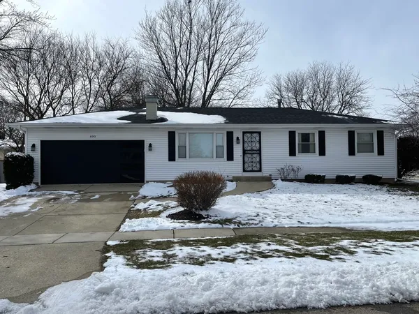 $349,900 | 690 Renee Drive, South Elgin, IL 60177