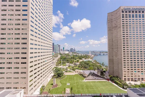 $2,200 | 325 South Biscayne Boulevard, Unit 2020, Miami, FL 33131