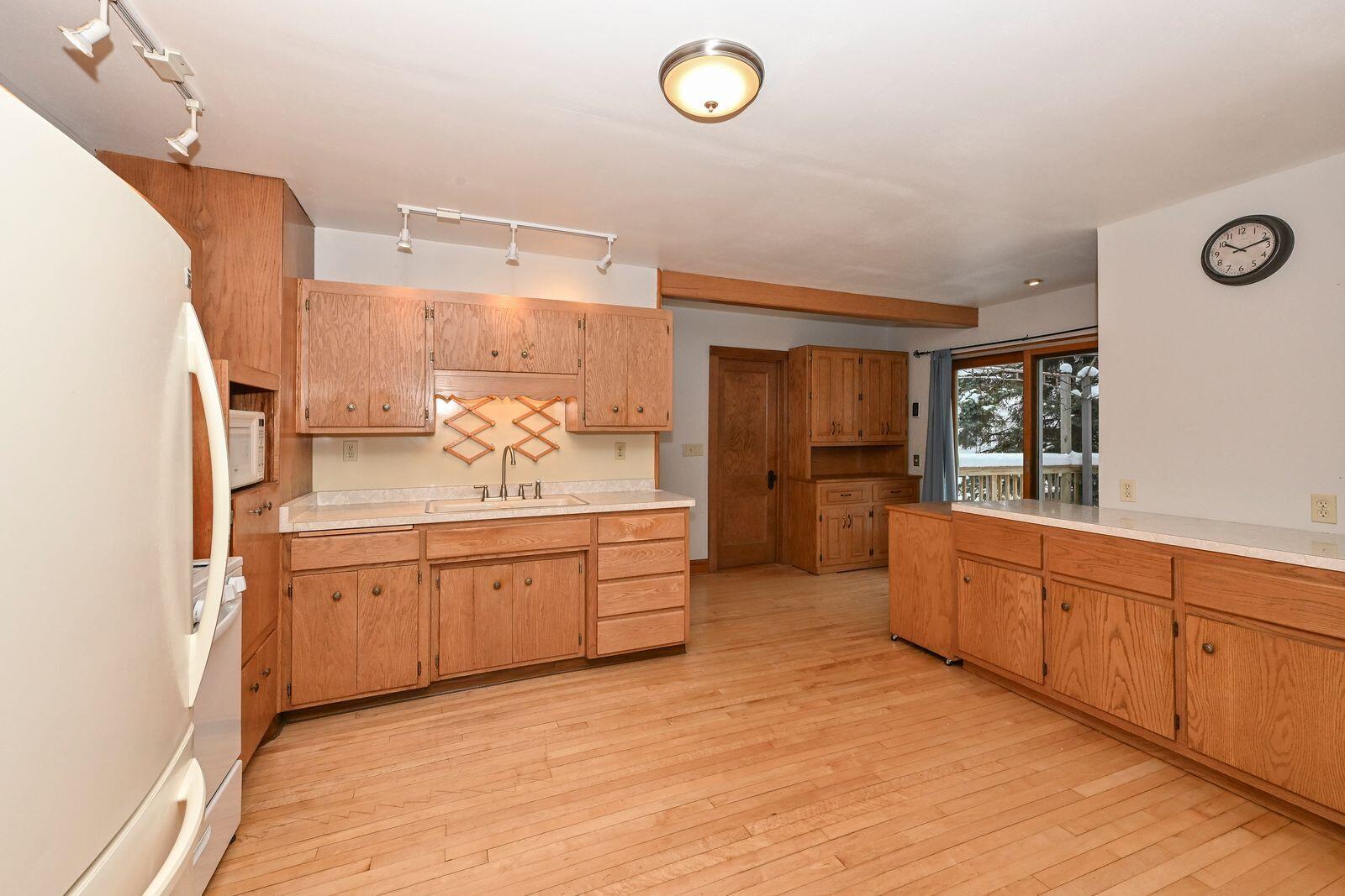 2824 South Lenox Street Milwaukee, WI 53207 - Photo 11 of 35 Lots of Counters