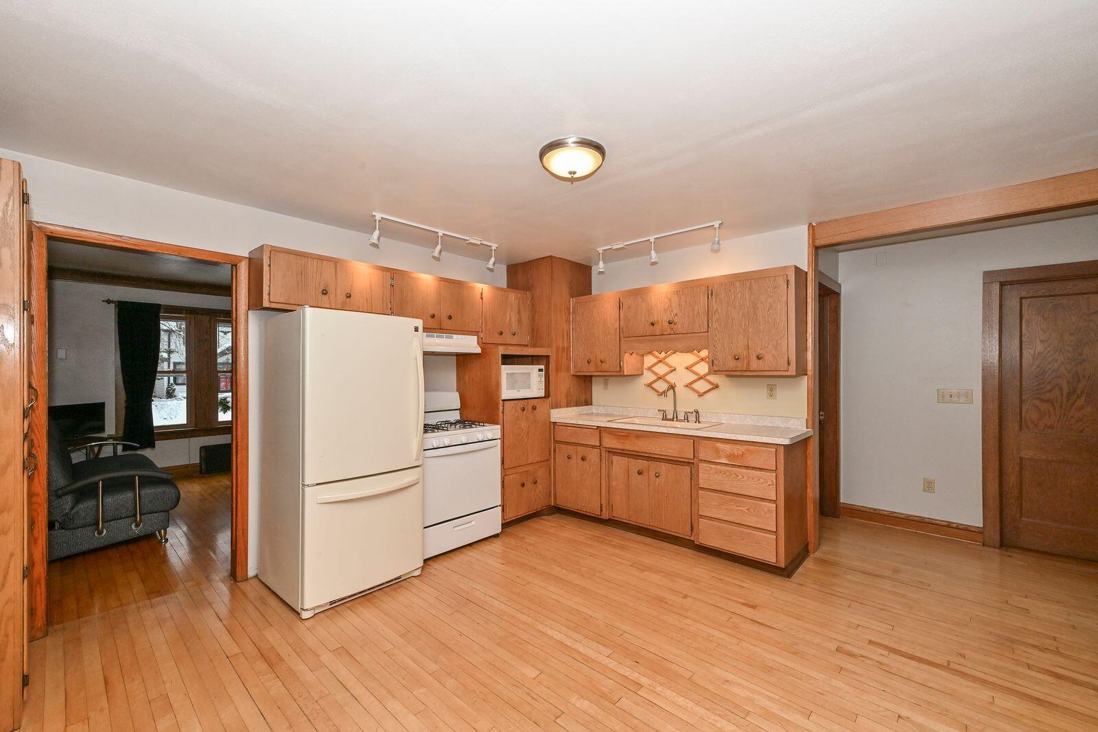 2824 South Lenox Street Milwaukee, WI 53207 - Photo 12 of 35 Appliances Included