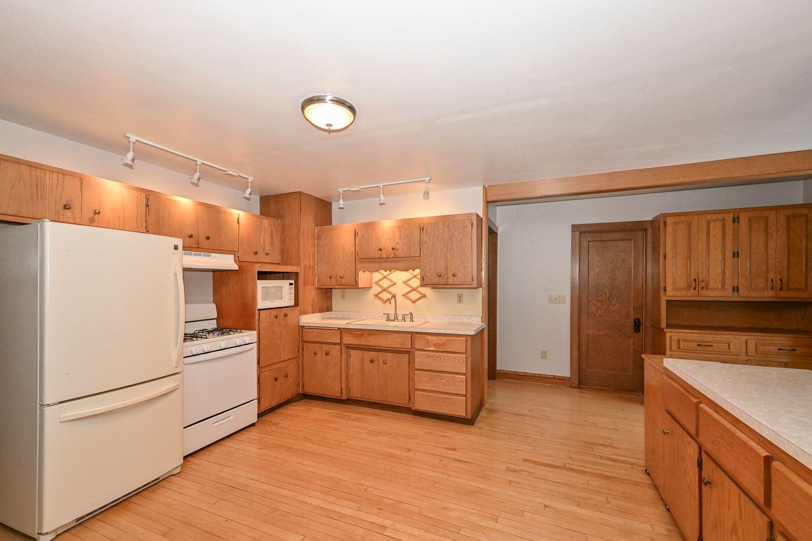 2824 South Lenox Street Milwaukee, WI 53207 - Photo 13 of 35 Chefs KItchen