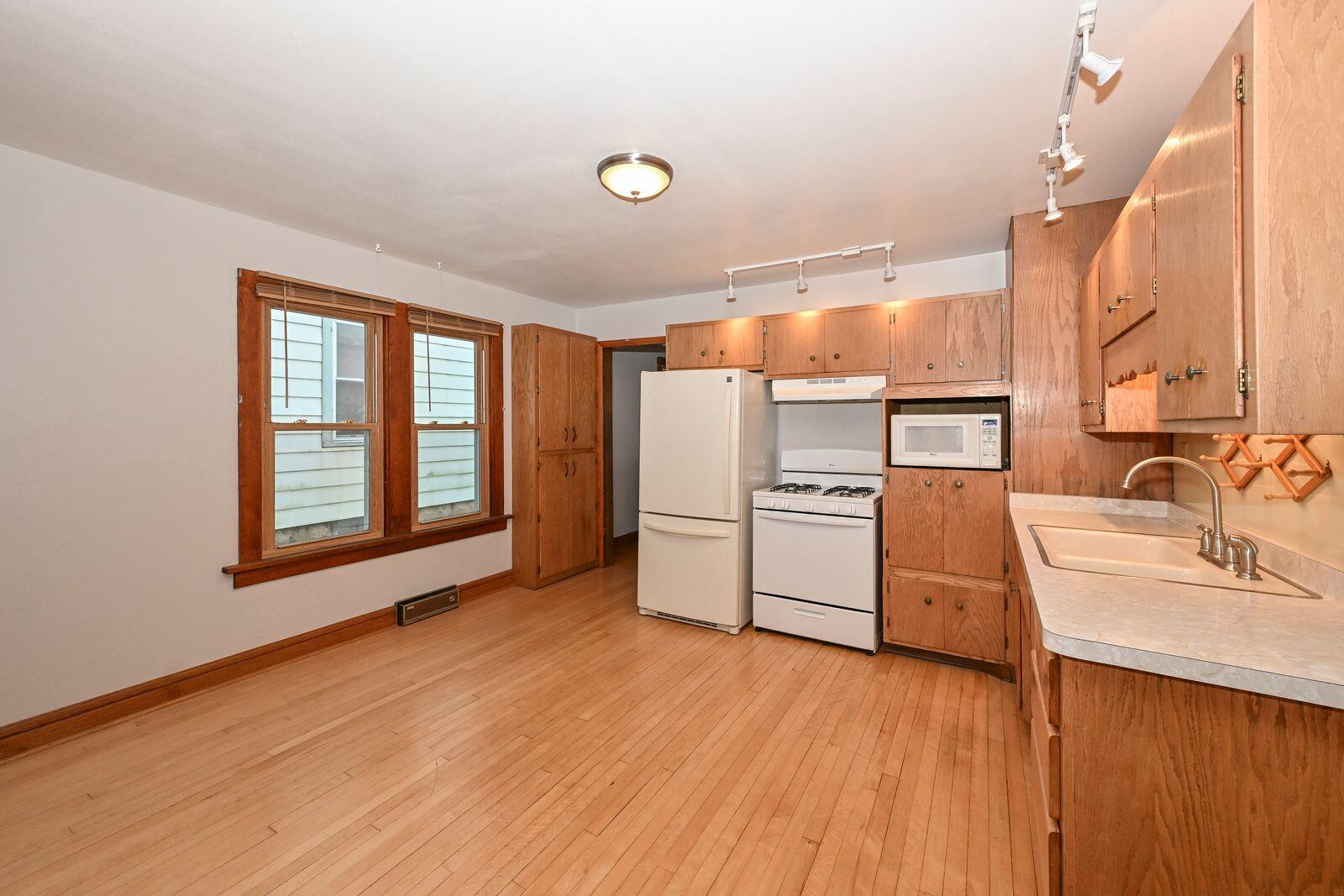 2824 South Lenox Street Milwaukee, WI 53207 - Photo 14 of 35 Eat-In Kitchen
