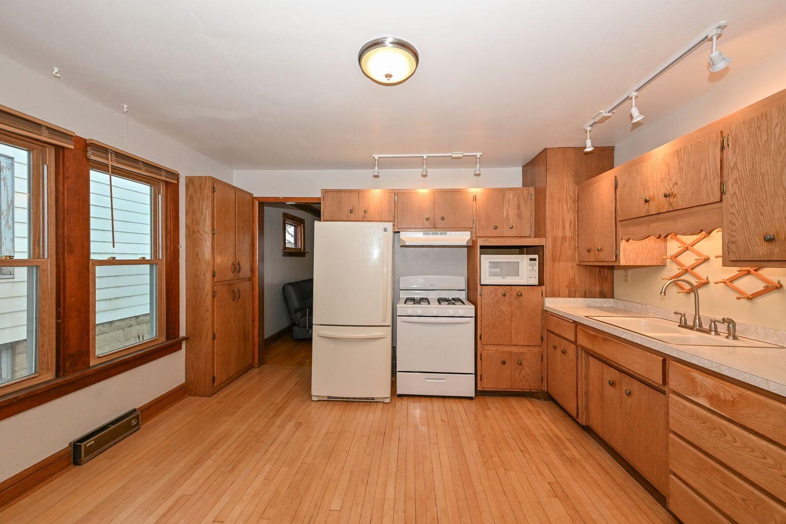 2824 South Lenox Street Milwaukee, WI 53207 - Photo 16 of 35 Newer Windows