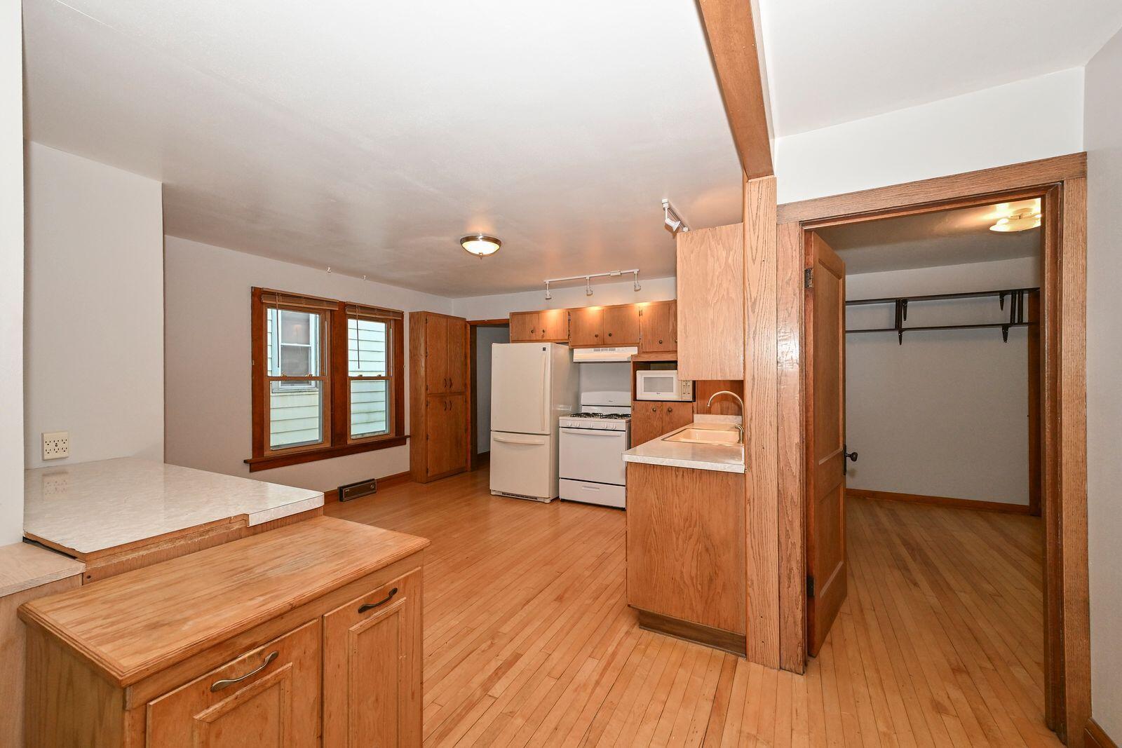 2824 South Lenox Street Milwaukee, WI 53207 - Photo 17 of 35 Kitchen