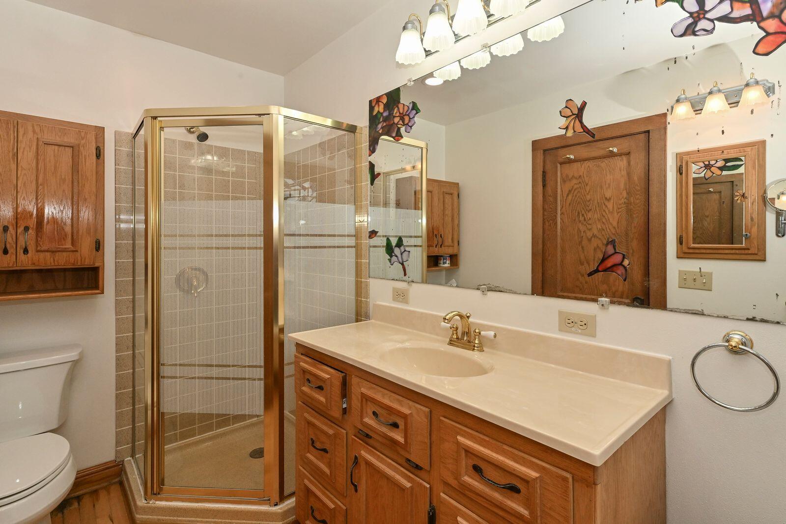 2824 South Lenox Street Milwaukee, WI 53207 - Photo 24 of 35 Upper Full Bath