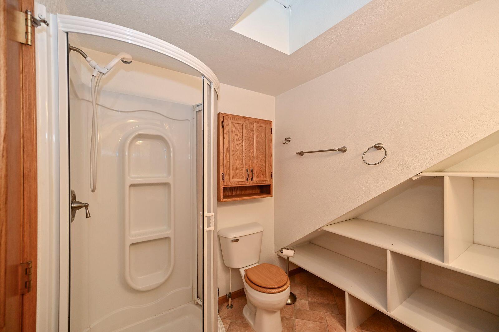 2824 South Lenox Street Milwaukee, WI 53207 - Photo 25 of 35 Upper Full Bath