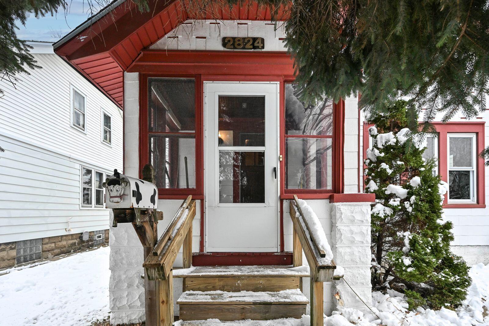 2824 South Lenox Street Milwaukee, WI 53207 - Photo 3 of 35 Enclosed Front Porch