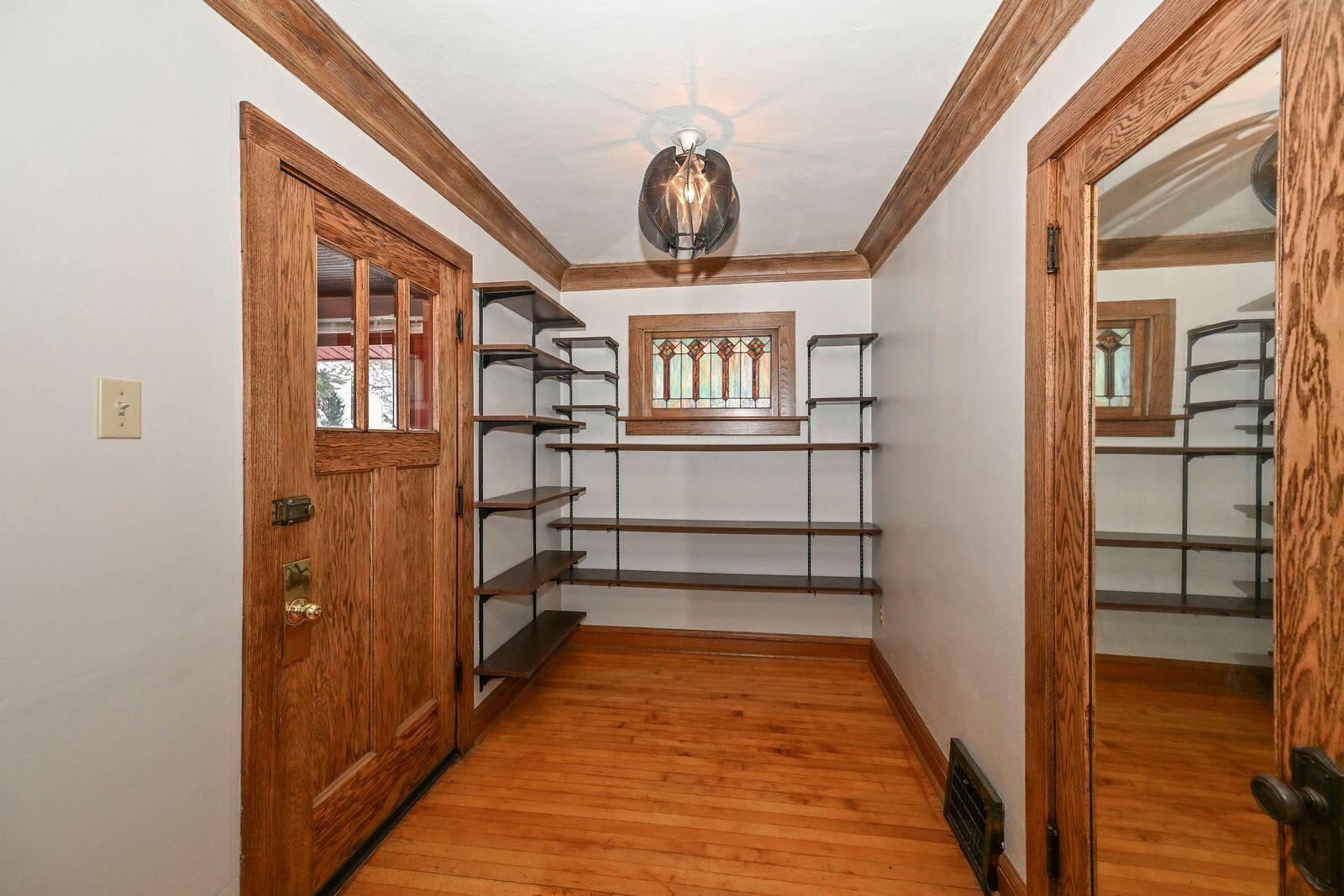 2824 South Lenox Street Milwaukee, WI 53207 - Photo 5 of 35 Foyer