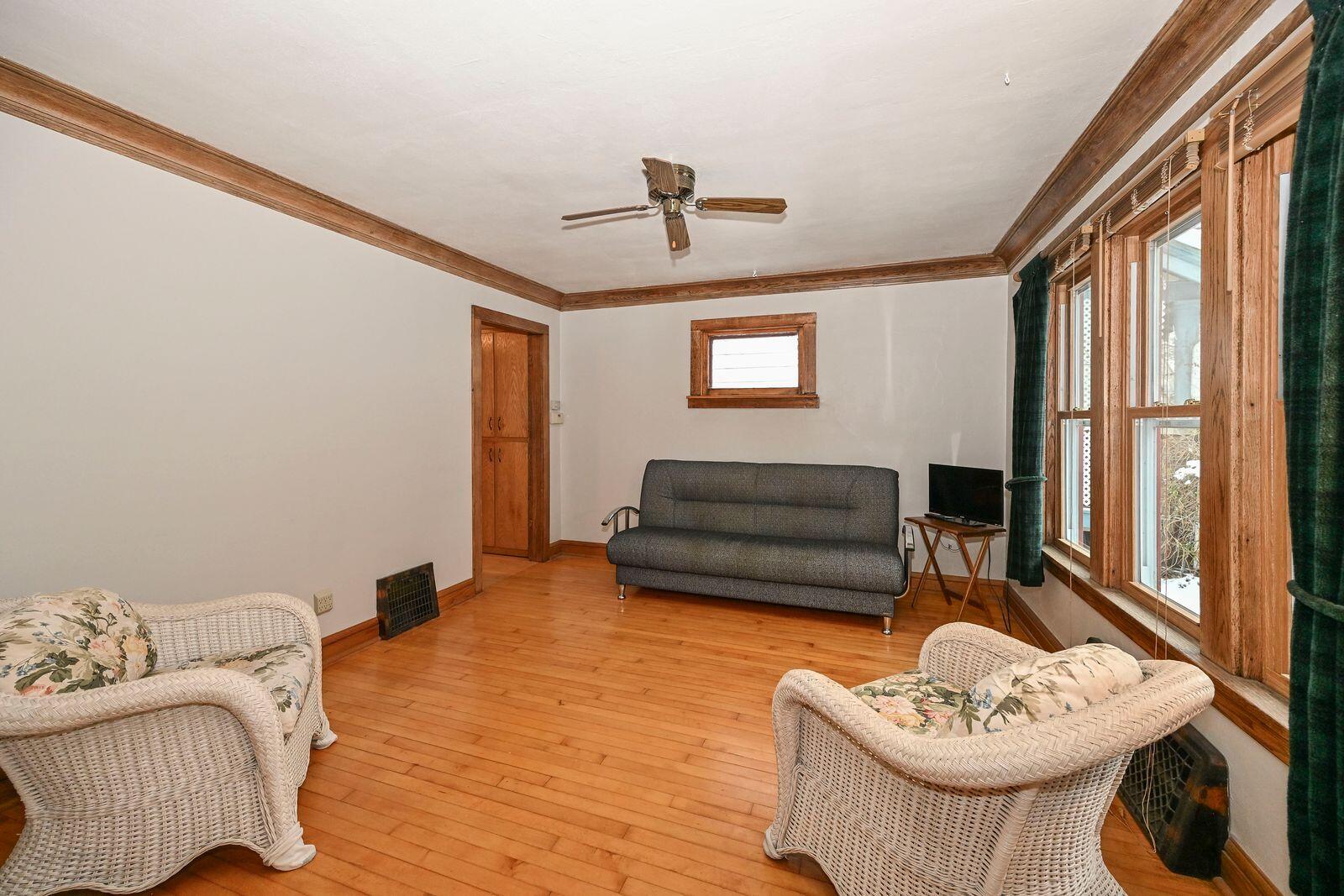 2824 South Lenox Street Milwaukee, WI 53207 - Photo 7 of 35 Living Room