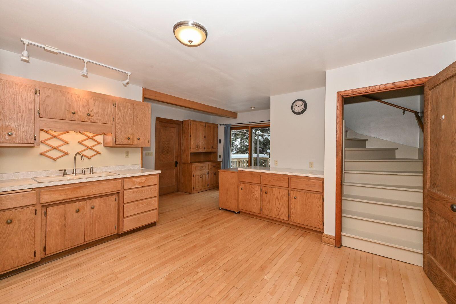 2824 South Lenox Street Milwaukee, WI 53207 - Photo 10 of 35 Huge KItchen