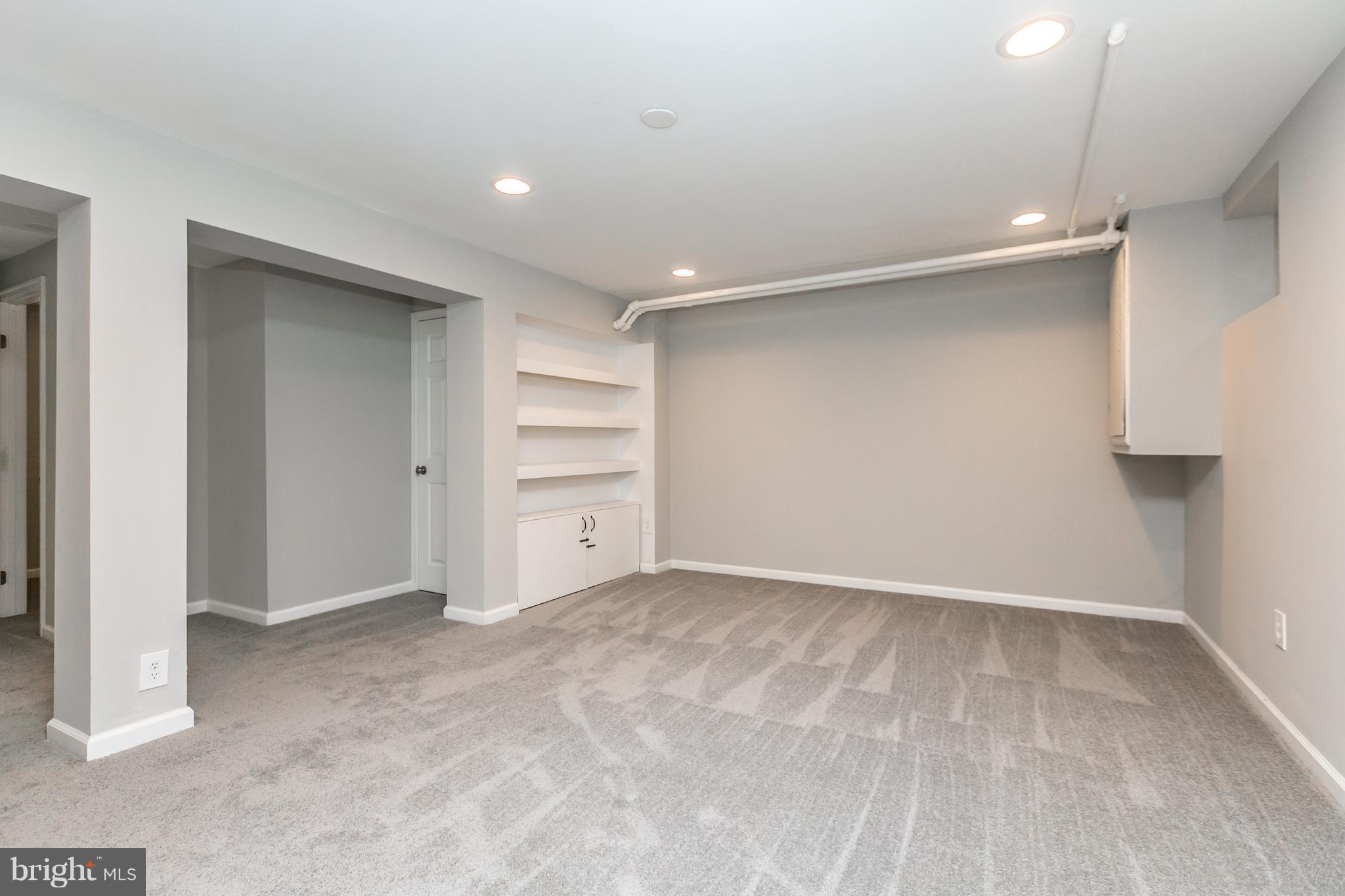 14 Murdock Road Baltimore, MD 21212 - Photo 14 of 30 Family Room w/Built-in bookshelf!