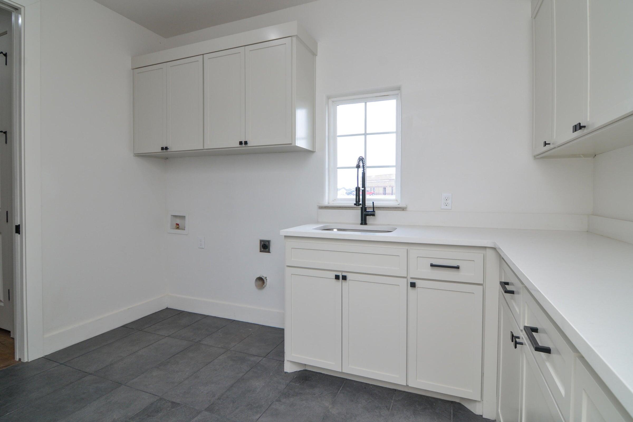 7801 56th Street Lubbock, TX 79407 - Photo 26 of 27 Laundry 2