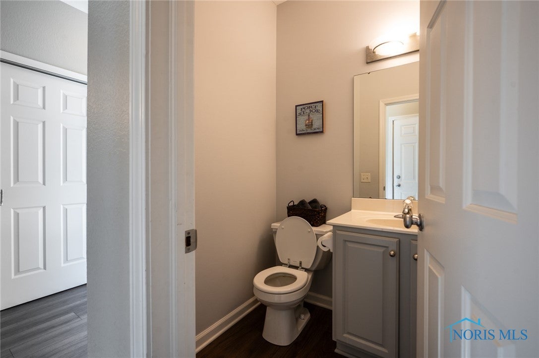 7126 Ramblehurst Road Sylvania, OH 43560 - Photo 15 of 33 1st floor 1/2 bath
