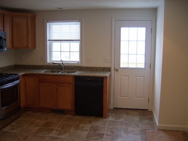 5 Bufton Farm Road, Unit 7 Clinton, MA 01510 - Photo 21 of 22 a kitchen that has a sink and a stove