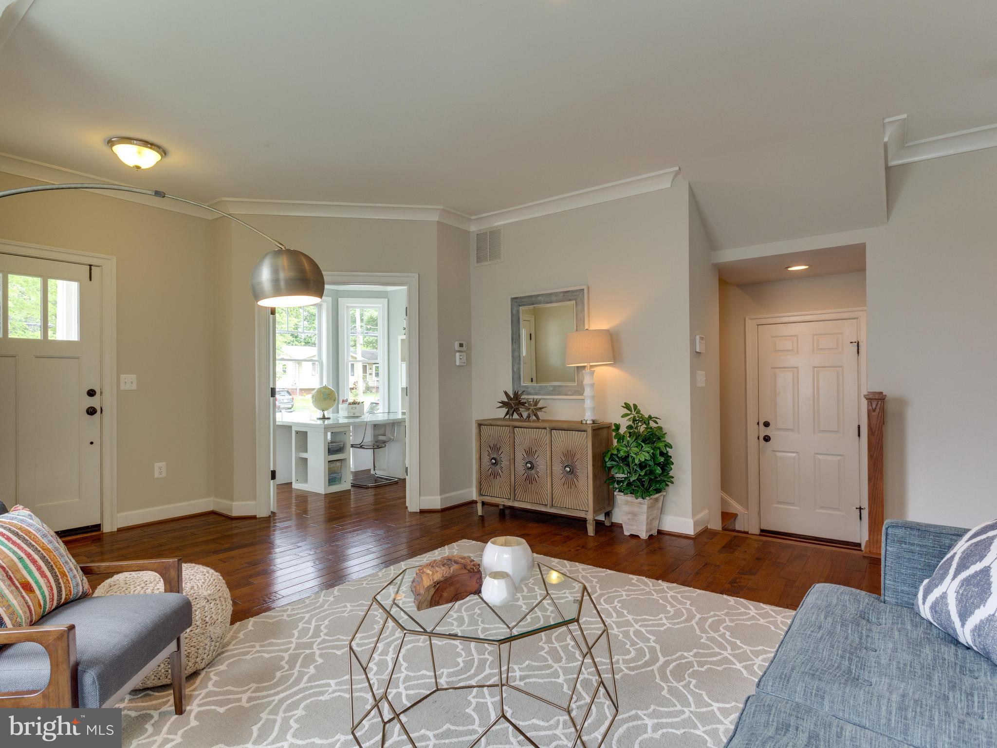 618 Tapawingo Road Southwest Vienna, VA 22180 - Photo 3 of 29 Beautiful open entrance into living room.