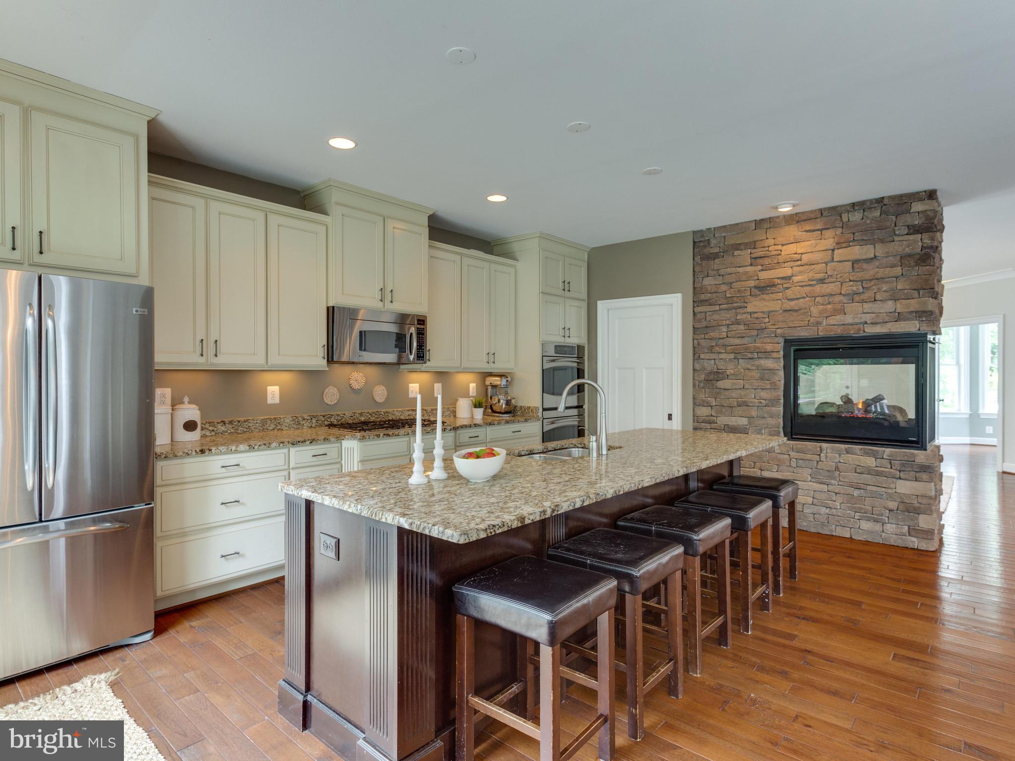 618 Tapawingo Road Southwest Vienna, VA 22180 - Photo 8 of 29 5 burner gas cooktop and double oven w/ convetion.