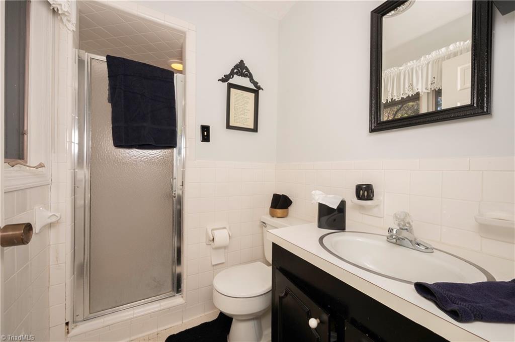 4255 Briar Creek Road Clemmons, NC 27012 - Photo 17 of 44 Primary Bathroom 1 has separate tiled shower