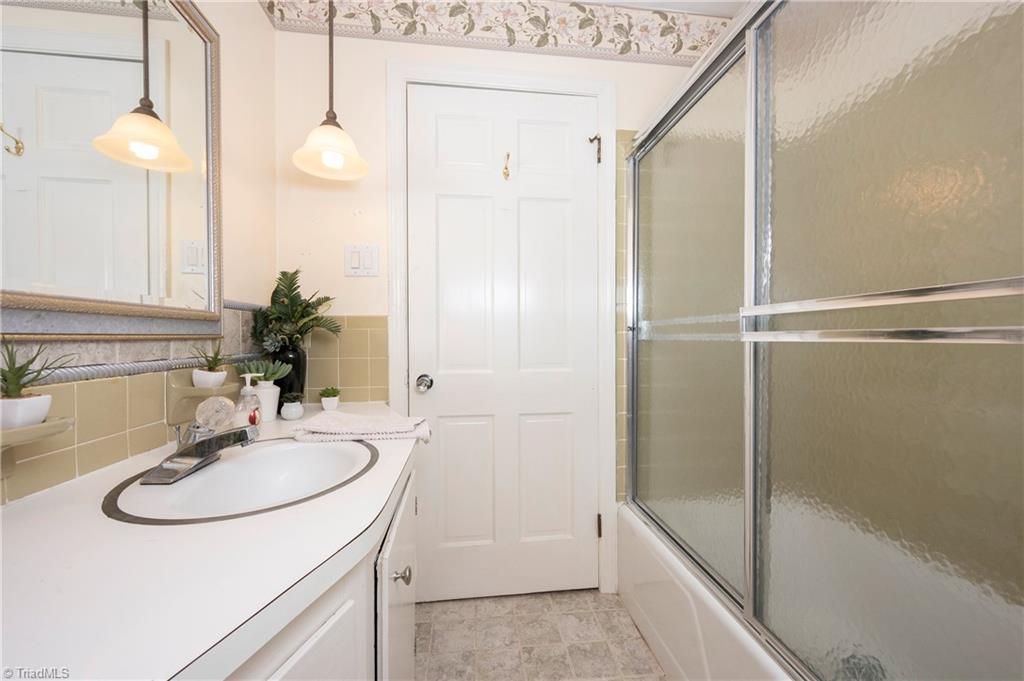 4255 Briar Creek Road Clemmons, NC 27012 - Photo 21 of 44 Guest Bathroom