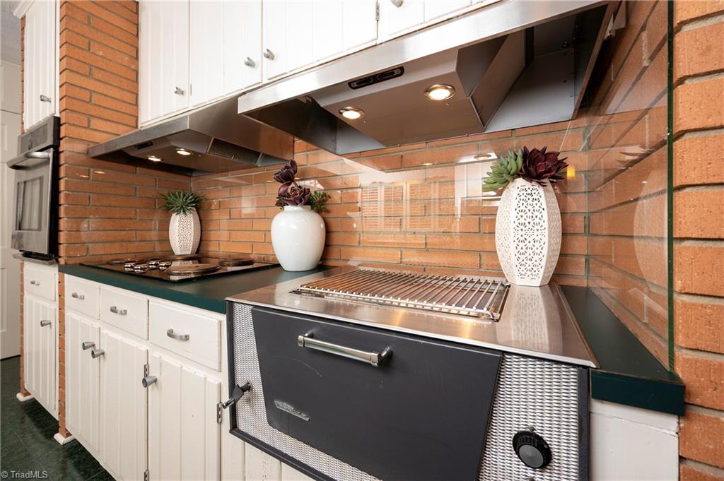 4255 Briar Creek Road Clemmons, NC 27012 - Photo 9 of 44 Kitchen-Built in Grill