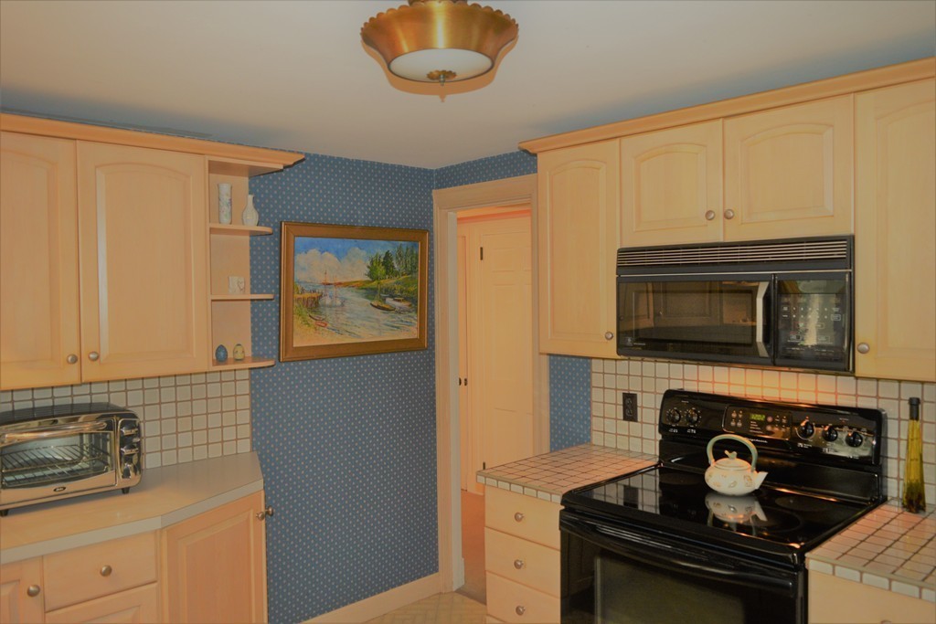 70 Oak Ridge Road Reading, MA 01867 - Photo 7 of 30