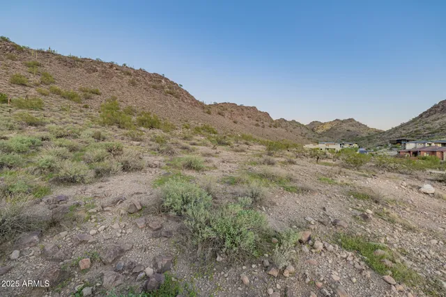 a view of a dry field