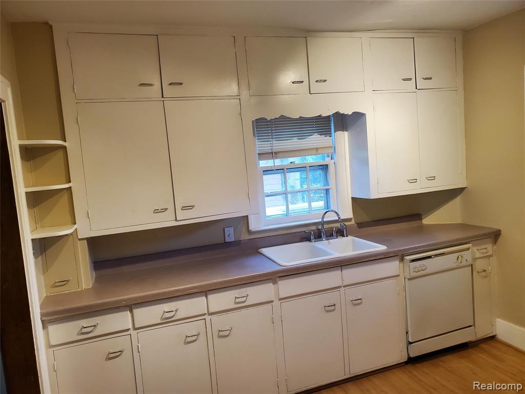 358 West Iroquois Road Pontiac, MI 48341 - Photo 13 of 29