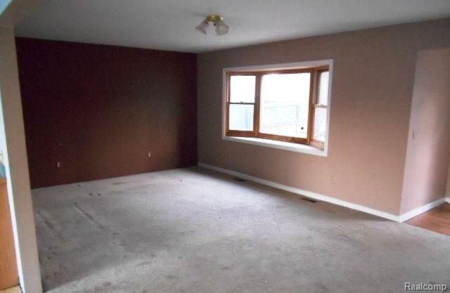 13284 Neal Road Davisburg, MI 48350 - Photo 4 of 14 living room.jpg