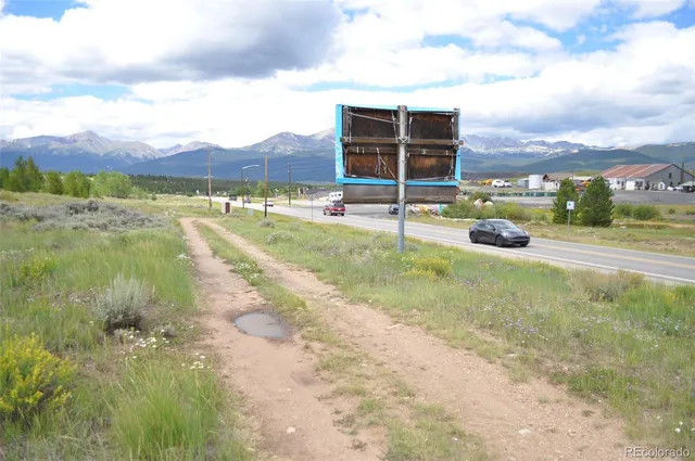 a street sign on a brick wall