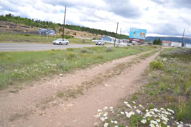 a view of a back yard