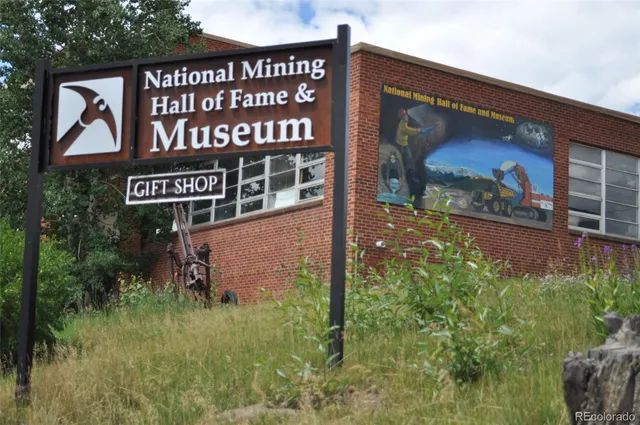 a view of a lake with houses