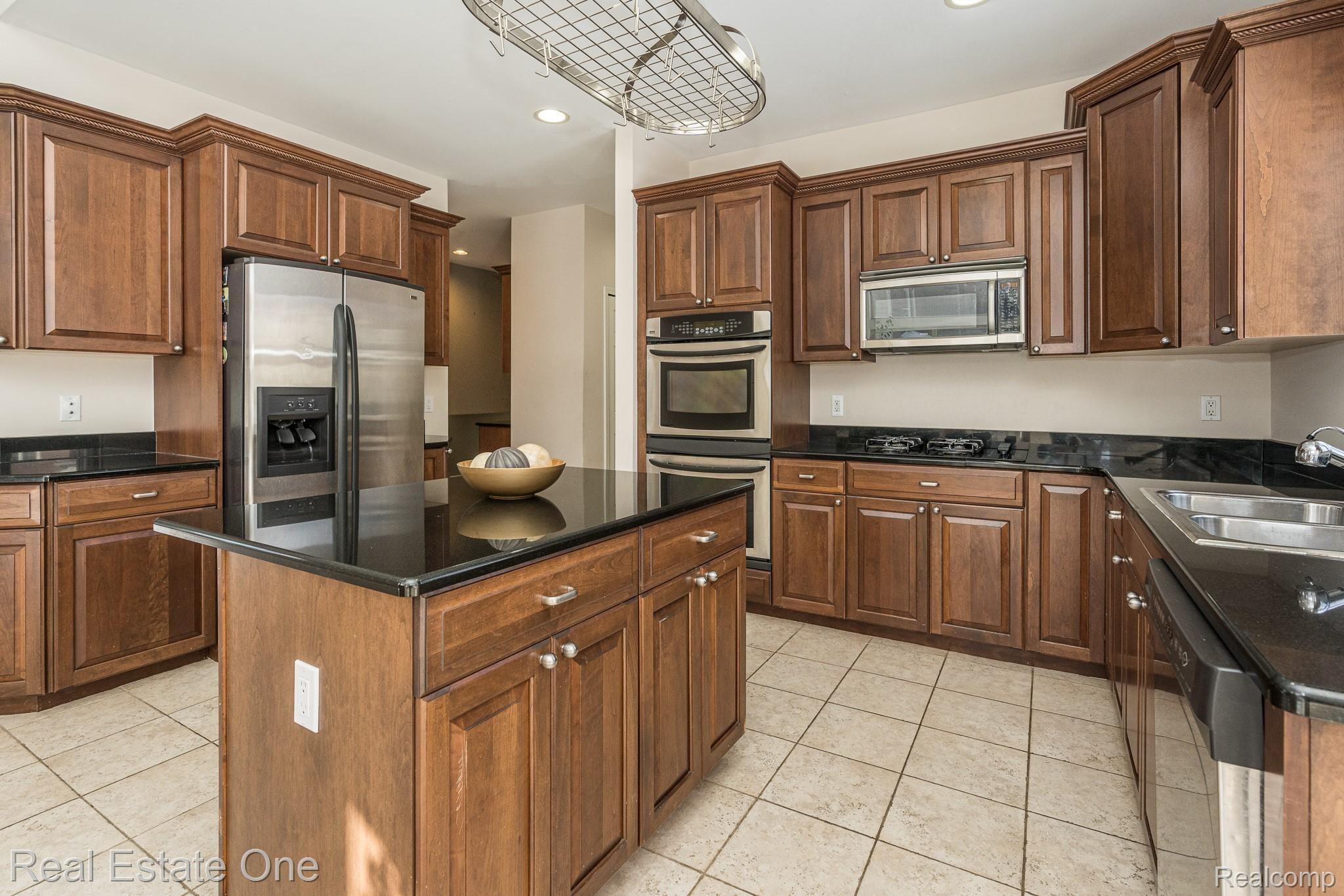 115 Scarborough Lane Rochester, MI 48306 - Photo 17 of 46 Built in appliances