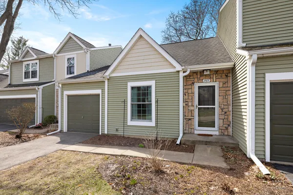 $239,500 | 1915 Ozark Parkway, Unit 1915, Algonquin, IL 60102