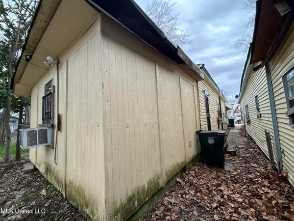 $450 | 215 Ave G, Greenwood, MS 38930