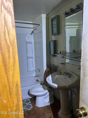 $450 | 215 Ave G, Greenwood, MS 38930