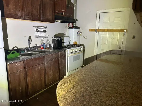 $450 | 215 Ave G, Greenwood, MS 38930