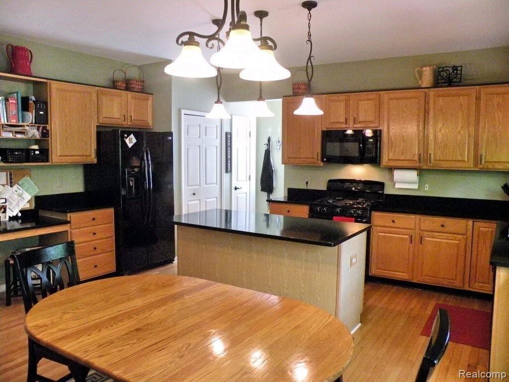 4290 Bold Meadows Rochester, MI 48306 - Photo 7 of 25 Kitchen
