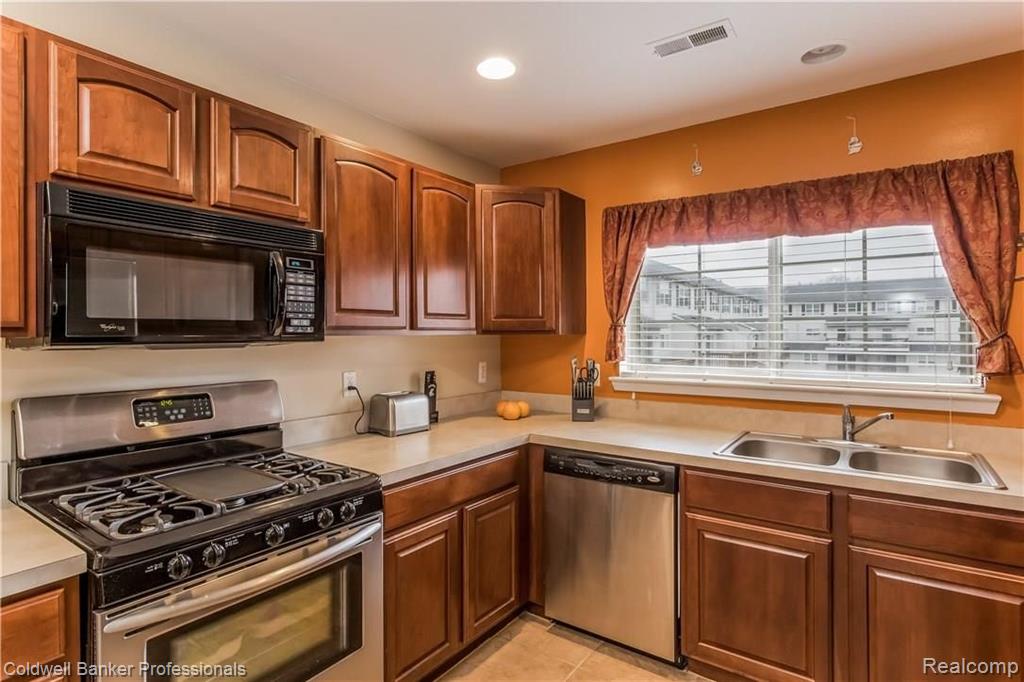 16894 Farmington Road, Unit 41 Livonia, MI 48154 - Photo 10 of 32