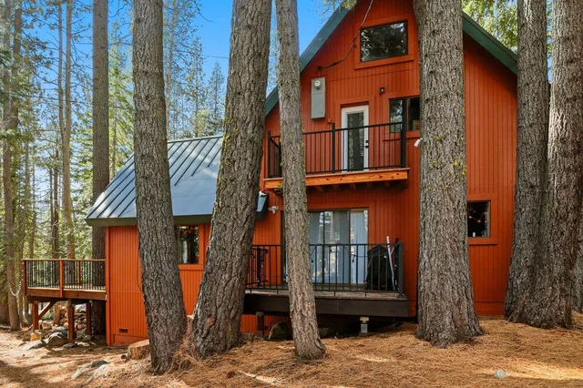 a street sign of a large building